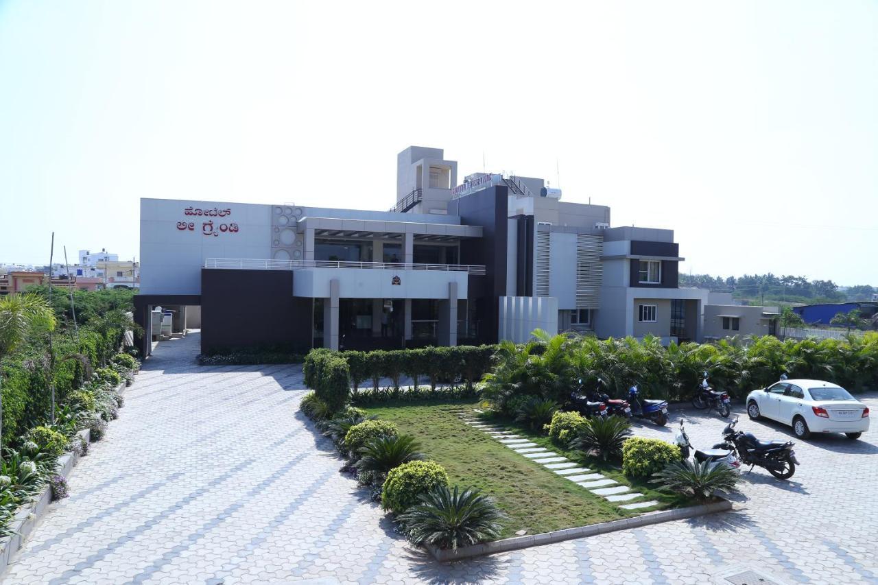Hotel Le Grande Bijāpur Exterior photo