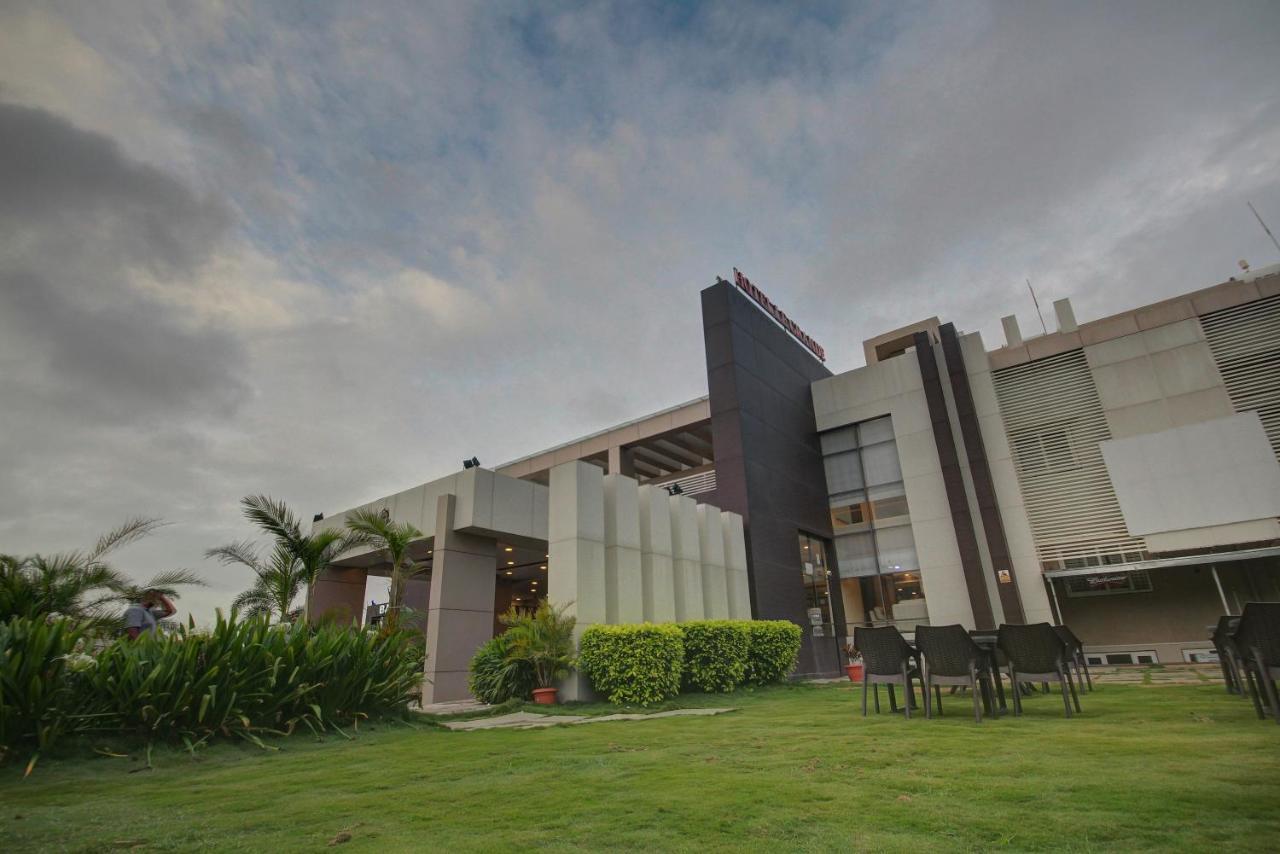 Hotel Le Grande Bijāpur Exterior photo
