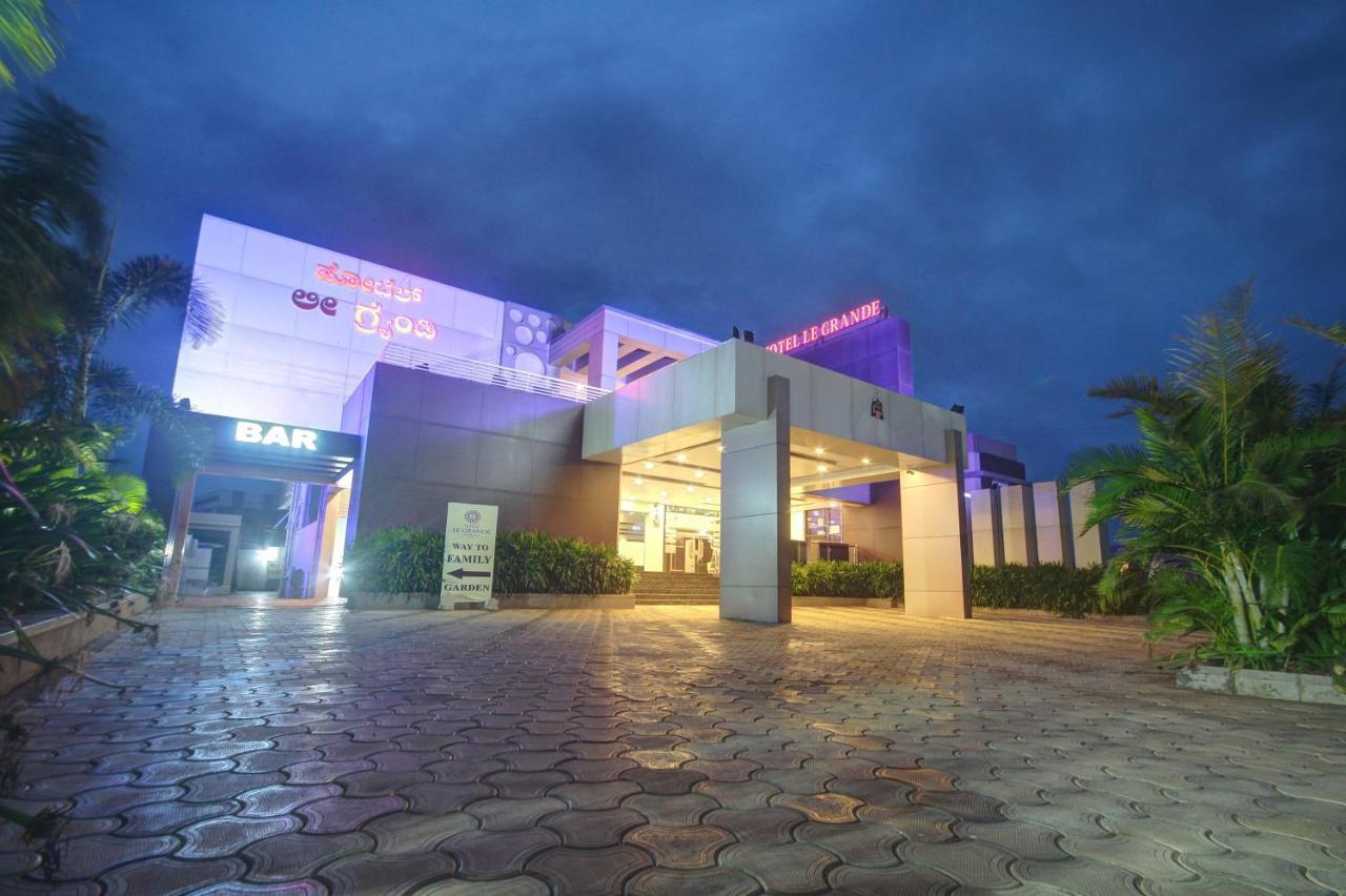 Hotel Le Grande Bijāpur Exterior photo